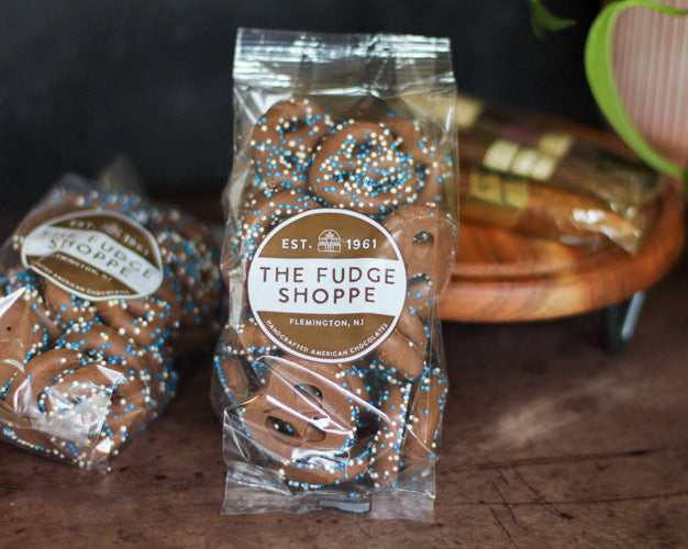 fathers day sprinkle pretzels with a wood background